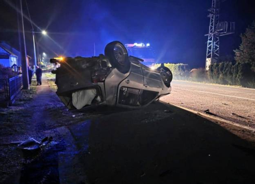 Teška prometna: Auto završilo na krovu, dvoje ozlijeđenih