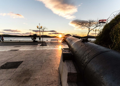 Sunčano uz umjerenu buru