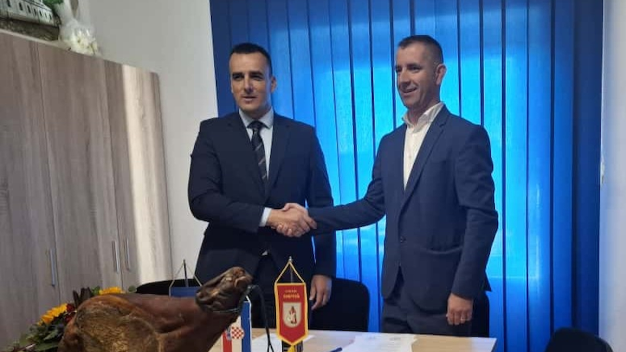 Pakovo selo dobit će 'Kuću drniškog pršuta': Županija i Grad Drniš potpisali ugovor o suradnji