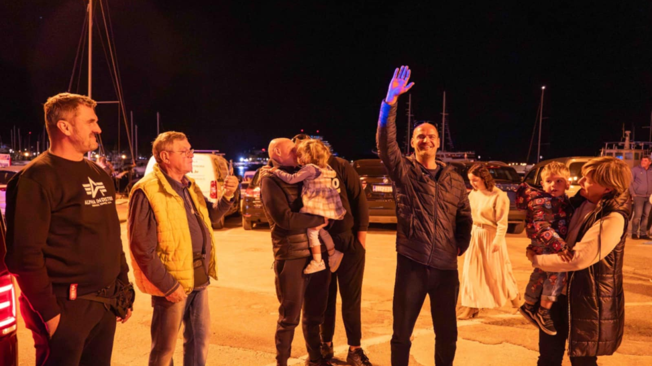 Robert stigao kući nakon uspješnog liječenja: Vodičani ga dočekali bakljadom i gromoglasnim pljeskom