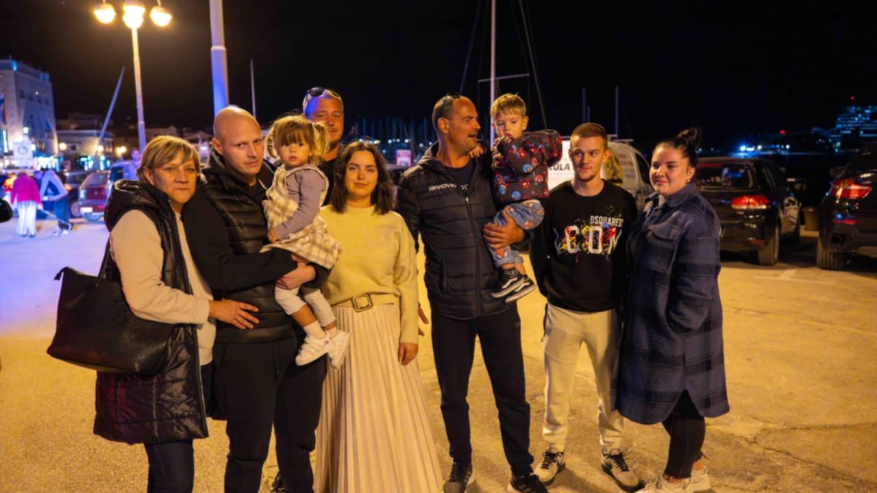 Robert stigao kući nakon uspješnog liječenja: Vodičani ga dočekali bakljadom i gromoglasnim pljeskom