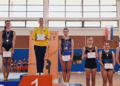 Fotografija 1 - FOTO Gimnastički klub Dišpet ugostio 3. kolo regije Jug, seniorkama ekipno zlato