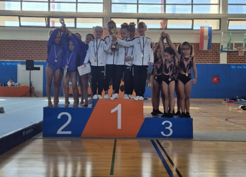 Fotografija 4 - FOTO Gimnastički klub Dišpet ugostio 3. kolo regije Jug, seniorkama ekipno zlato