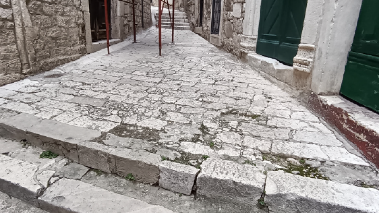 Zamjena ploča, postavljanje novih stepenica, rubnjaci.. Stepenice Jurja Barakovića uskoro u punom sjaju
