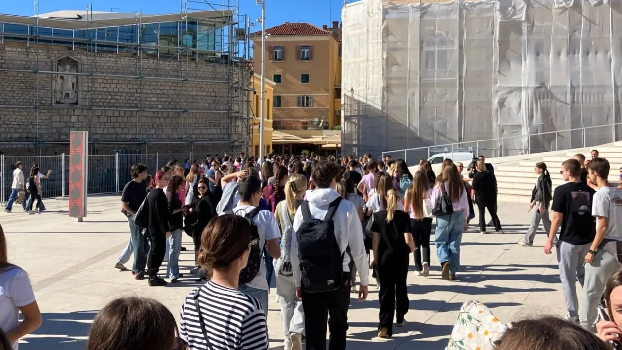 Učenici i nastavnici Gimnazije Antuna Vrančića obilježili Međunarodni dan pješačenja