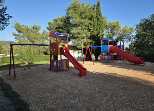 Fotografija 1 - FOTO Drniški mališani sada mogu guštati u novouređenom igralištu