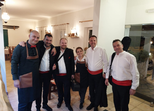 Petkom se u Konobi Oli uživa u dalmatinskoj spizi, pjesmi i odličnoj atmosferi!