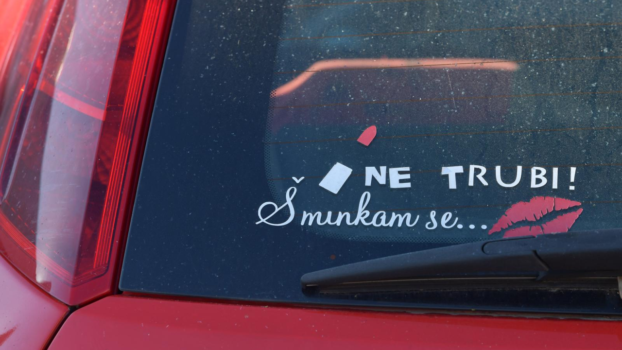 Simpatična naljepnica na automobilu u Šibeniku: 'Ne trubi! šminkam se…'