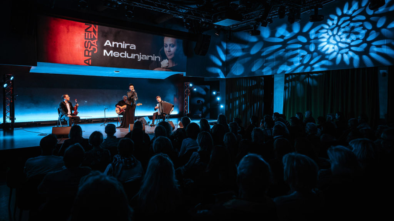 Amira Medunjanin otvorila novu sezonu u Kući umjetnosti Arsen, publika ju nagradila dugotrajnim pljeskom