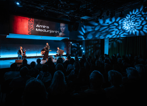 Amira Medunjanin otvorila novu sezonu u Kući umjetnosti Arsen, publika ju nagradila dugotrajnim pljeskom