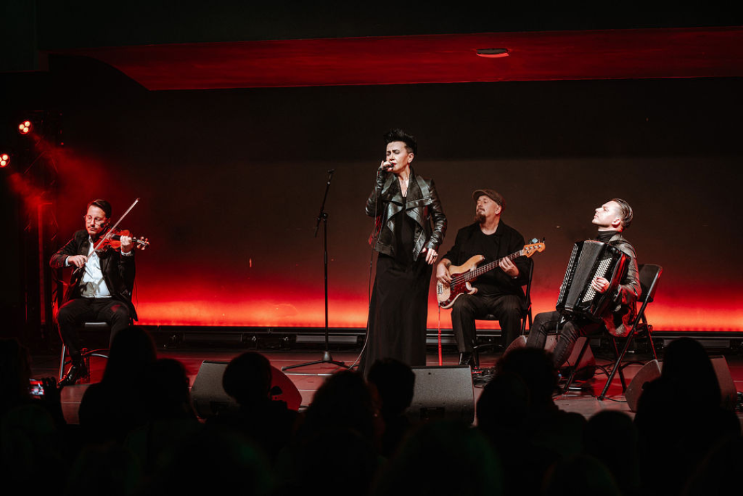 Amira Medunjanin otvorila novu sezonu u Kući umjetnosti Arsen, publika ju nagradila dugotrajnim pljeskom