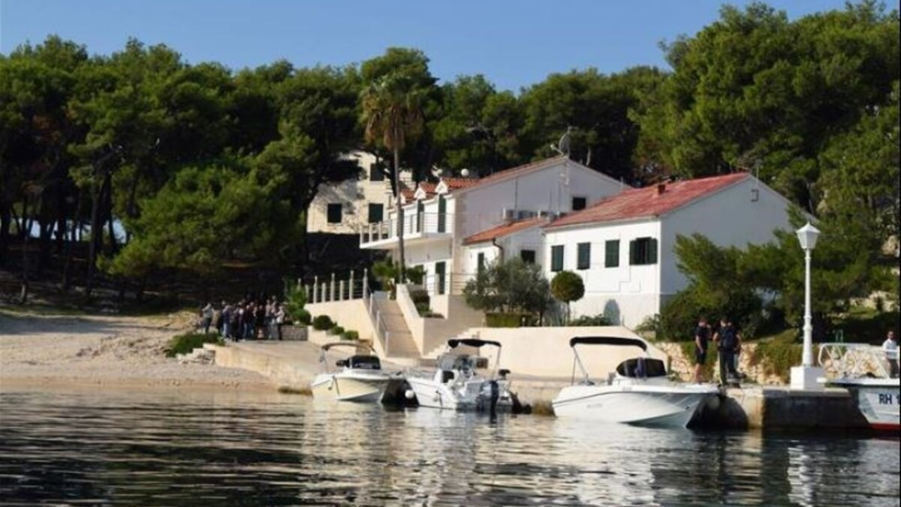 Strateška nekretnina Hrvatske: Opljačkana Smokvica Vela kod Rogoznice čeka spas