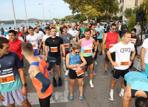 Fotografija 3 - Šibenik trčao u čast Dražena Petrovića: Deseto izdanje ‘Šibenskih deset’ i ‘Draženove četvorke’ okupilo brojne trkače