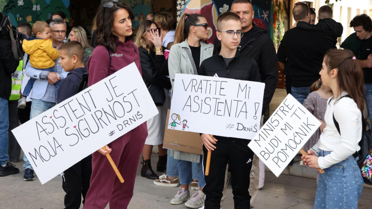 Roditelji djece s teškoćama u razvoju prosvjedovali na šibenskoj rivi: 'Ovim Pravilnikom se krše prava naše djece'