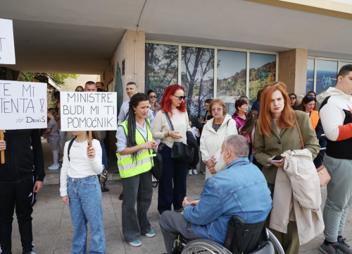 Poruka s prosvjeda u Šibeniku: 'Djeci je pomoćnik u nastavi i prijatelj i oslonac i njegov glas'