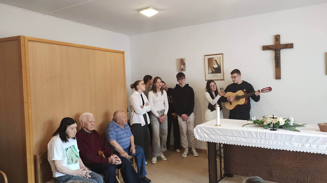 Franjevačka mladež Drniš posjetom obradovala korisnike staračkog doma u Oklaju