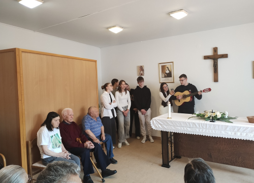 Franjevačka mladež Drniš posjetom obradovala korisnike staračkog doma u Oklaju