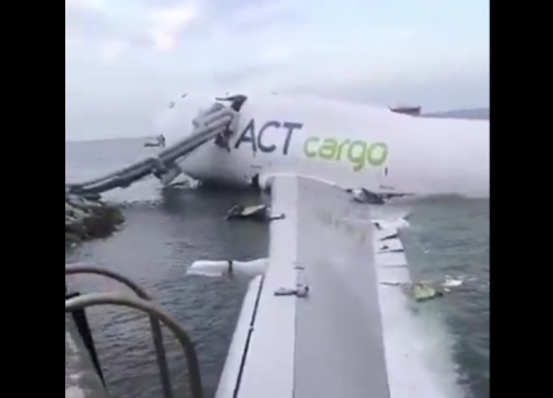 Boeing otklizao s piste u more u Hong Kongu. Dvoje poginulih