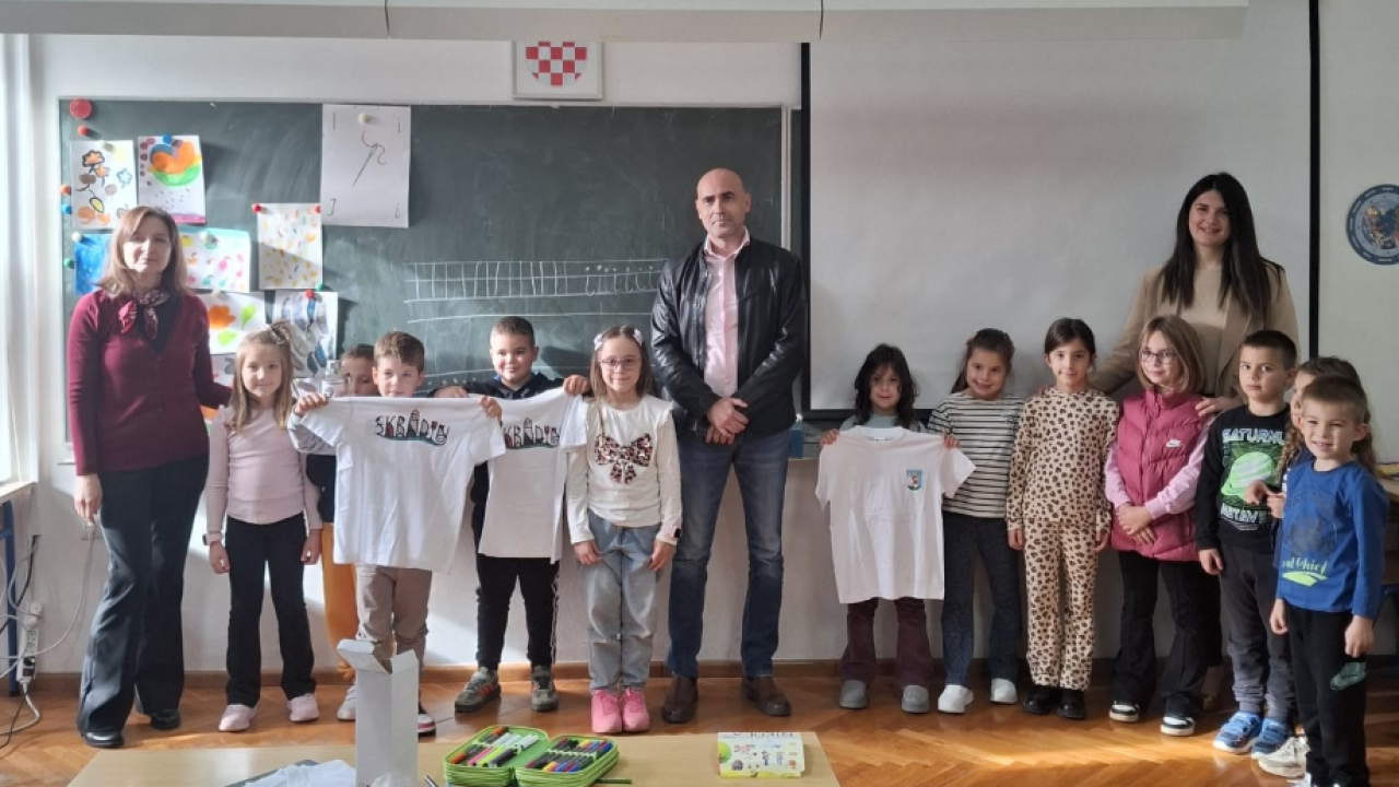 Učenici sa skradinskog područja dobili poklone od gradonačelnika