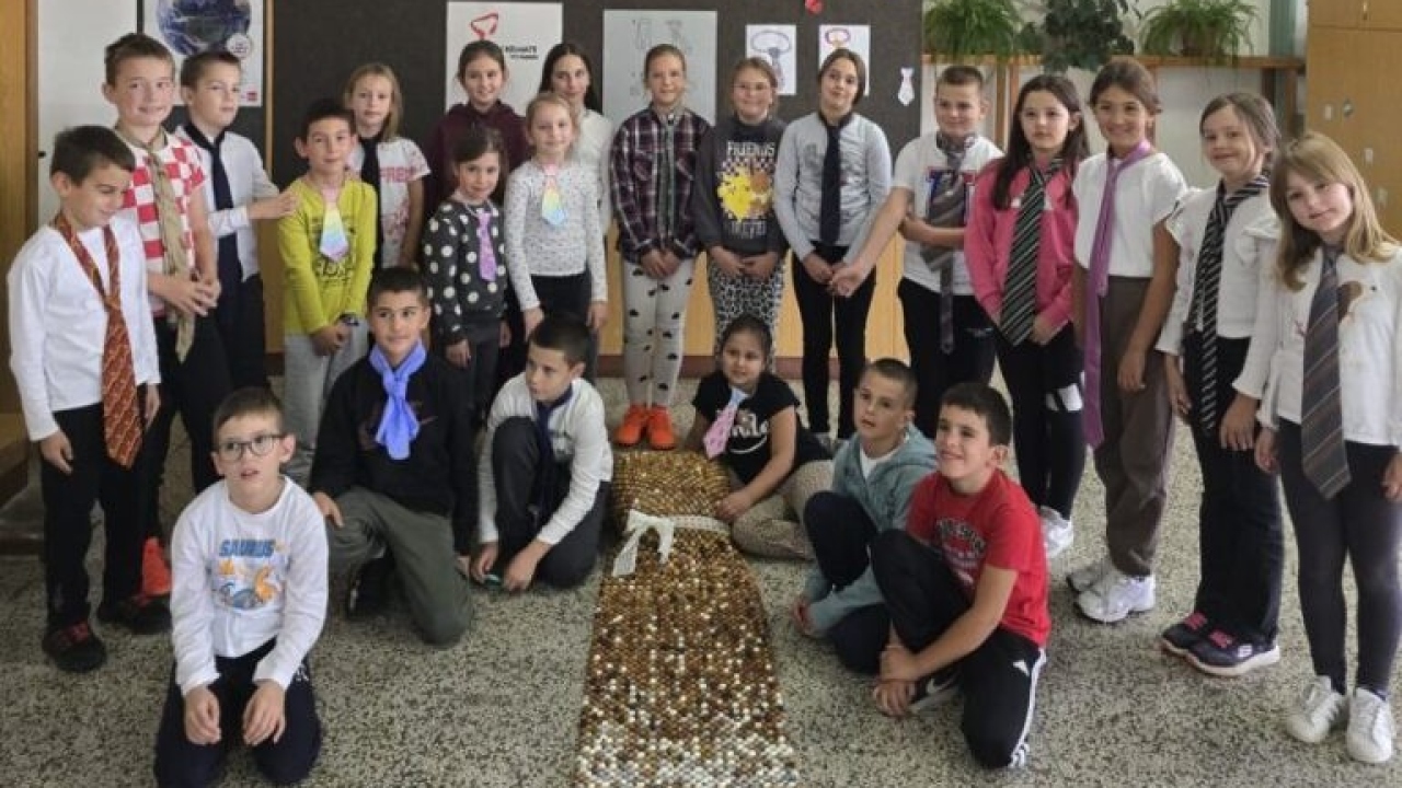 Povodom Svjetskog dana kravate mali Drinovčani napravili jednu dvometarsku od perlica