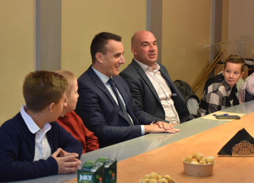 Fotografija 2 - Četvrtaši iz OŠ Jurja Šižgorića kod župana učili o radu javnih institucija