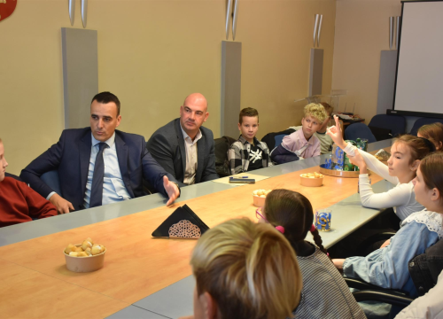 Fotografija 5 - Četvrtaši iz OŠ Jurja Šižgorića kod župana učili o radu javnih institucija