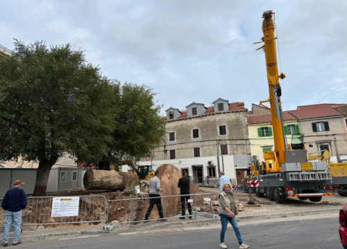 Fotografija 2 - Ispod Vanjskog otkriveni i uklonjeni spremnici goriva stare benzinske pumpe