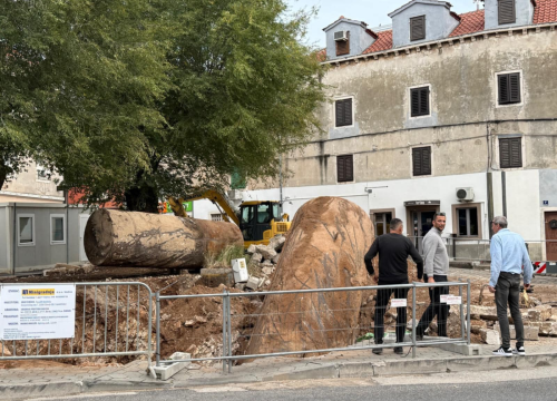 Fotografija 3 - Ispod Vanjskog otkriveni i uklonjeni spremnici goriva stare benzinske pumpe