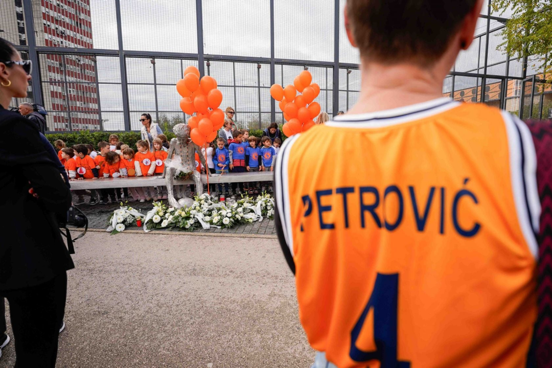 Draženu 61 balon za 61. rođendan: Šibenik obilježio rođendan svog košarkaškog velikana