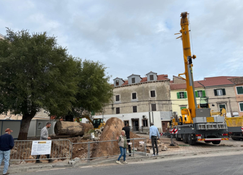 Fotografija 1 - Ispod Vanjskog otkriveni i uklonjeni spremnici goriva stare benzinske pumpe