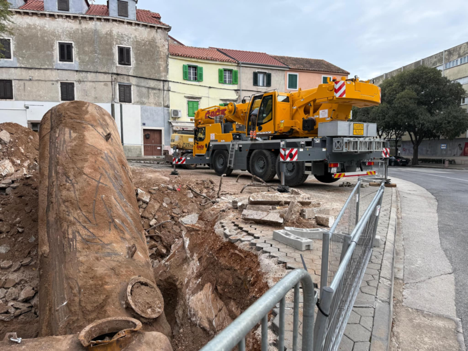 Ispod Vanjskog otkriveni i uklonjeni spremnici goriva stare benzinske pumpe