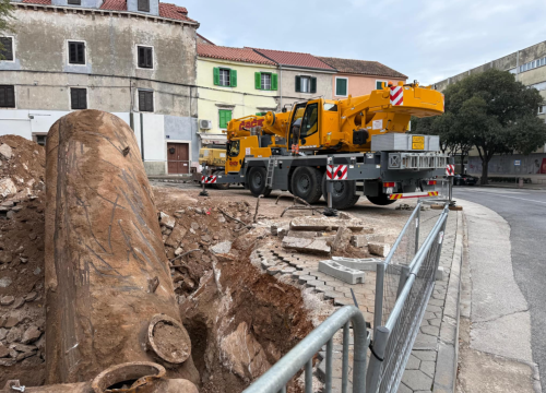 Fotografija 4 - Ispod Vanjskog otkriveni i uklonjeni spremnici goriva stare benzinske pumpe