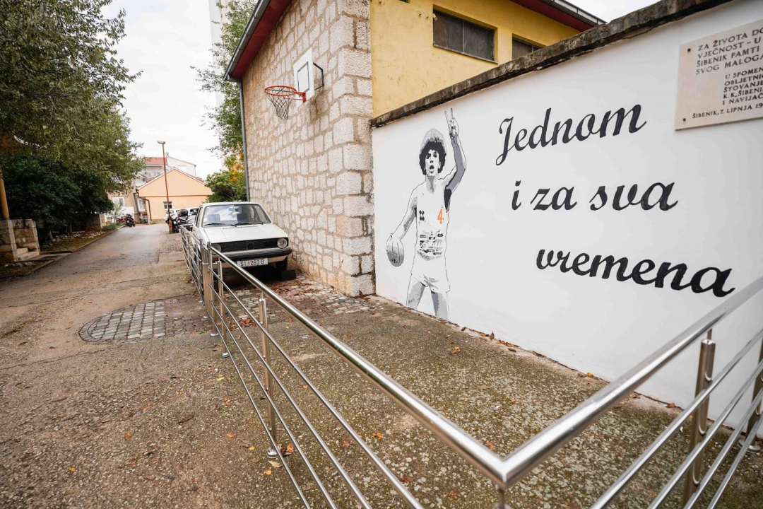 Draženu 61 balon za 61. rođendan: Šibenik obilježio rođendan svog košarkaškog velikana