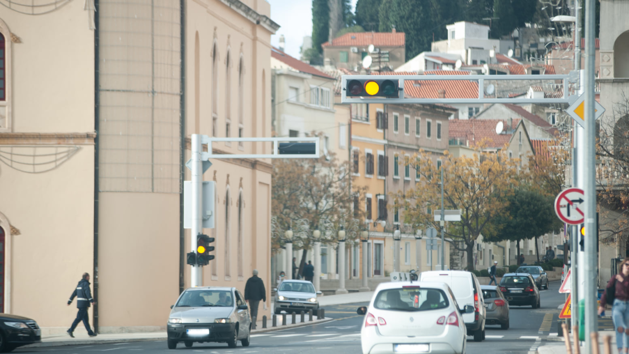 Stižu semafori s četiri svjetla!