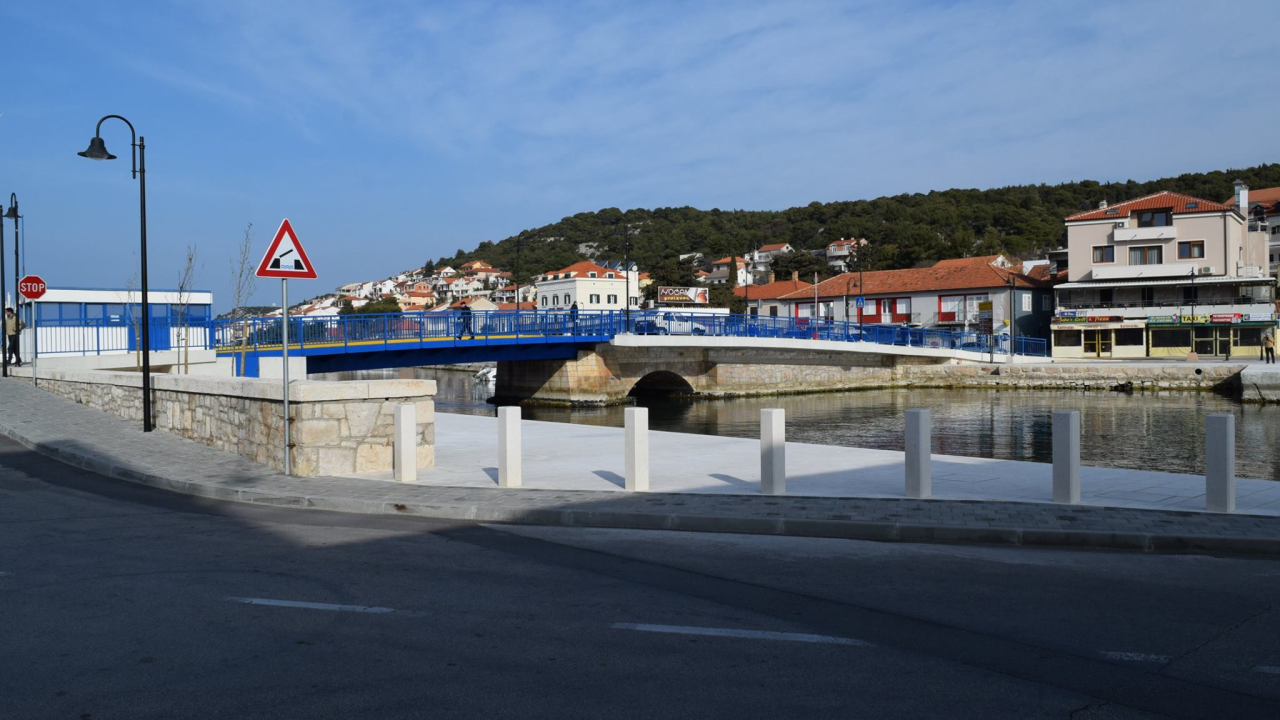 Zbog izgradnje nogostupa privremena regulacija prometa na dionici Tisno - Jezera