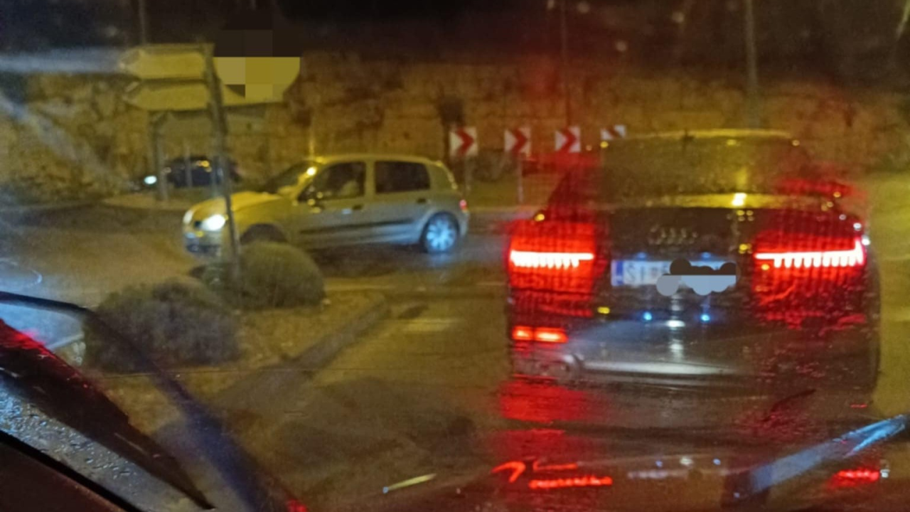 Opasna vožnja po kiši u Šibeniku: Vozač ušao u kružni tok u suprotnom smjeru!