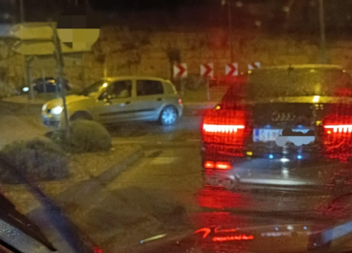 Opasna vožnja po kiši u Šibeniku: Vozač ušao u kružni tok u suprotnom smjeru!