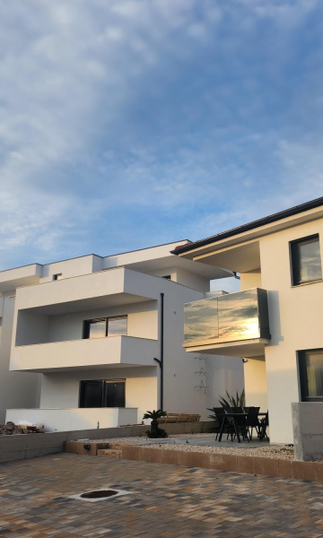 Prodaje se moderan stan s vrtom u Vodicama – novogradnja u mirnoj ulici blizu centra!