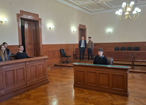 Fotografija 2 - Gimnazijalci na sudu u Šibeniku: Izvannastavna aktivnost povodom Europskog dana pravosuđa