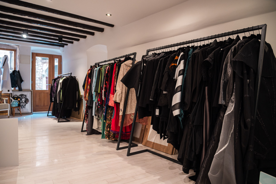 FOTO Modni raj u Šibeniku: Otkrijte ekskluzivne kolekcije hrvatskih dizajnera u Galeriji Juraj Dalmatinac!