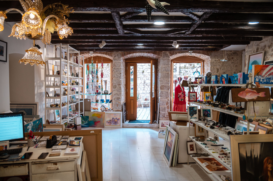 FOTO Modni raj u Šibeniku: Otkrijte ekskluzivne kolekcije hrvatskih dizajnera u Galeriji Juraj Dalmatinac!