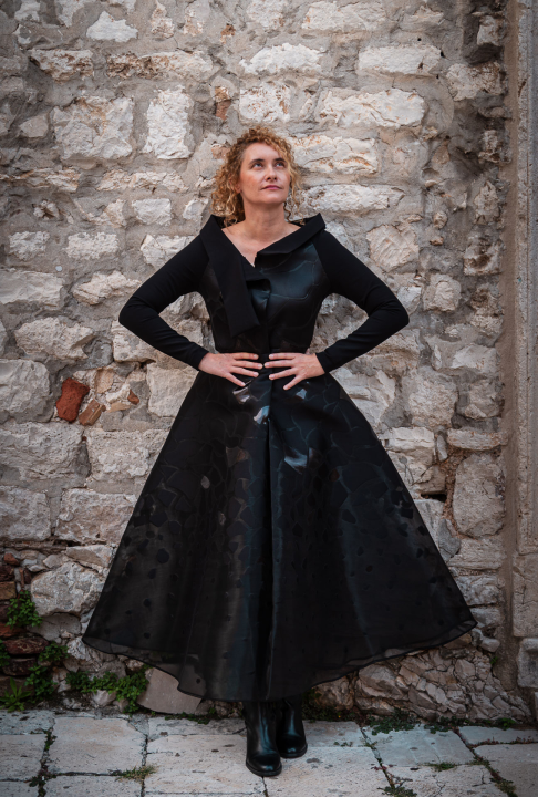 FOTO Modni raj u Šibeniku: Otkrijte ekskluzivne kolekcije hrvatskih dizajnera u Galeriji Juraj Dalmatinac!