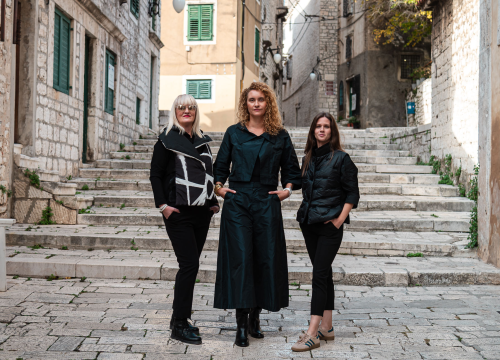 Modni raj u Šibeniku: Otkrijte ekskluzivne kolekcije hrvatskih dizajnera u Galeriji Juraj Dalmatinac!