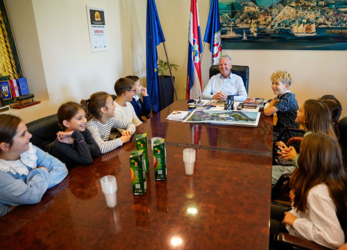 Fotografija 8 - Četvrtaši učiteljice Ivane Guberina posjetili gradonačelnika Burića. Evo što su ga pitali