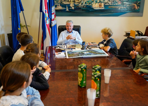 Fotografija 9 - Četvrtaši učiteljice Ivane Guberina posjetili gradonačelnika Burića. Evo što su ga pitali