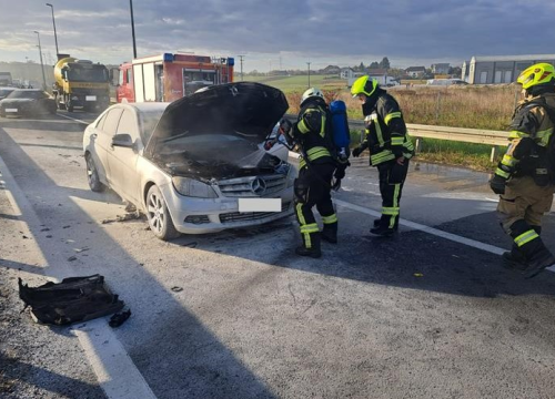 Brzom reakcijom policajaca spašen vozač iz automobila u plamenu
