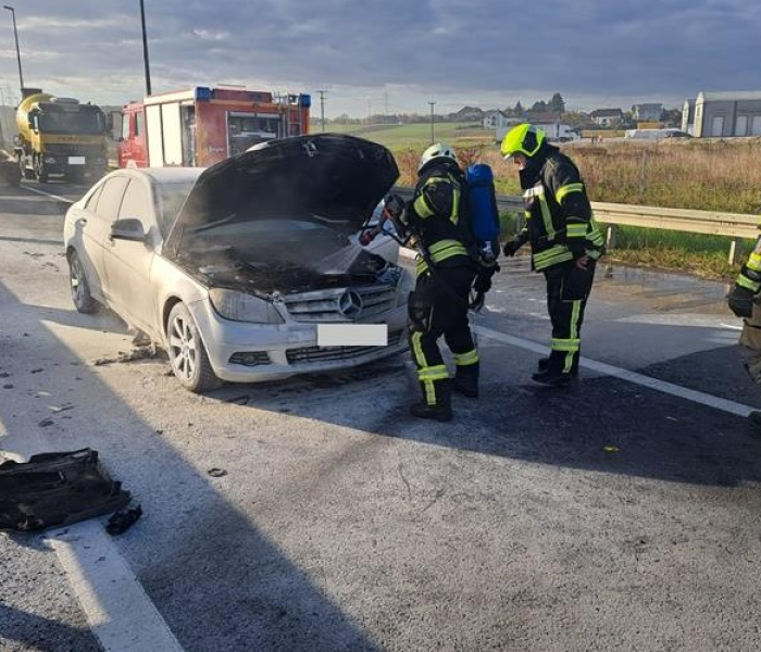 Brzom reakcijom policajaca spašen vozač iz automobila u plamenu