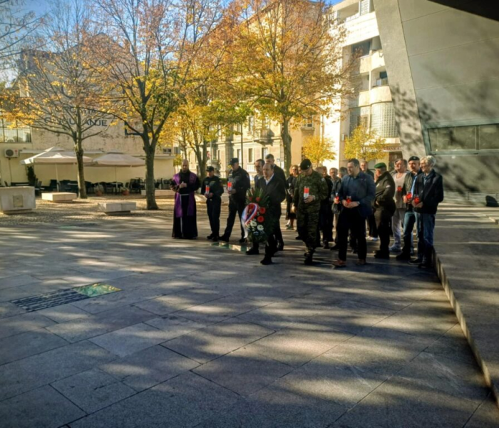 Povodom blagdana Svih svetih u Kninu položen vijenac i upaljene svijeće