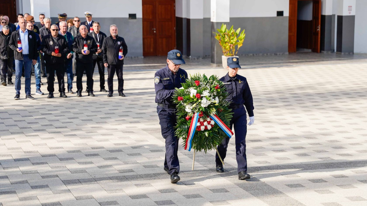 U povodu blagdana Svih svetih položeni vijenci i zapaljene svijeće