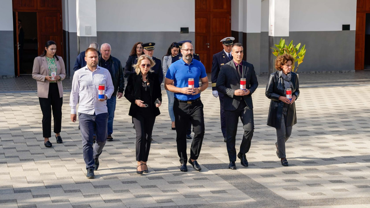 U povodu blagdana Svih svetih položeni vijenci i zapaljene svijeće